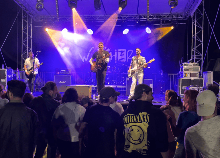 watchers band au canta'l rock sur une chanson calme