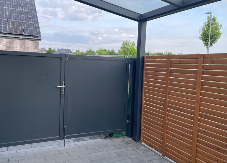 Tor aus Metall mit Sichtschutz – individuelle Maßanfertigung im Metallbau