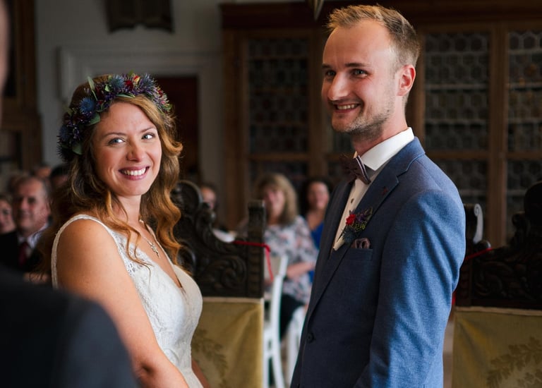 Brautpaar bei Hochzeit Zeremonie Ringtausch während Hochzeitsfotografie