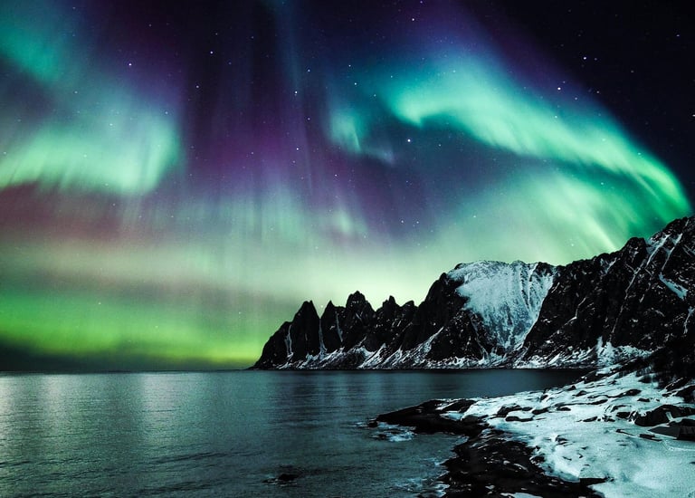 Polarlichter am Himmel mit Bergen
