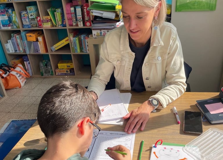 image d'une activité logopédique présentant divers outils et les nombreux jeux d'apprentissages 