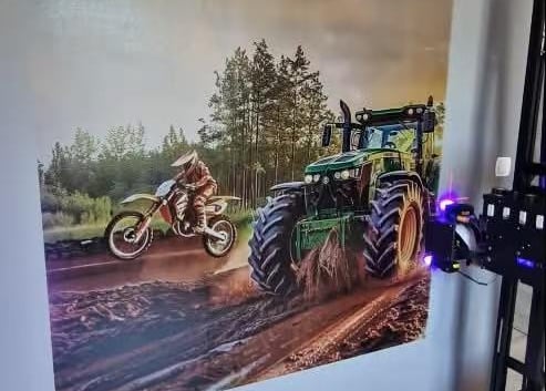 Impressora vertical criando mural artístico em sala de estar moderna