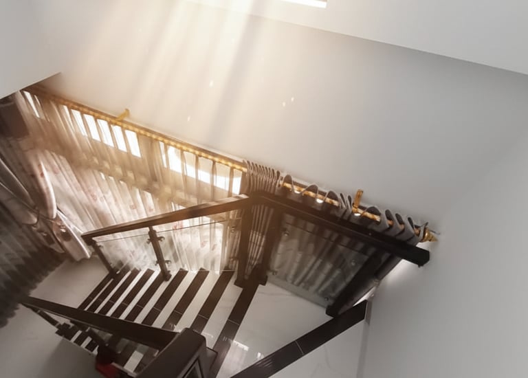 tangga utama dengan railing kaca