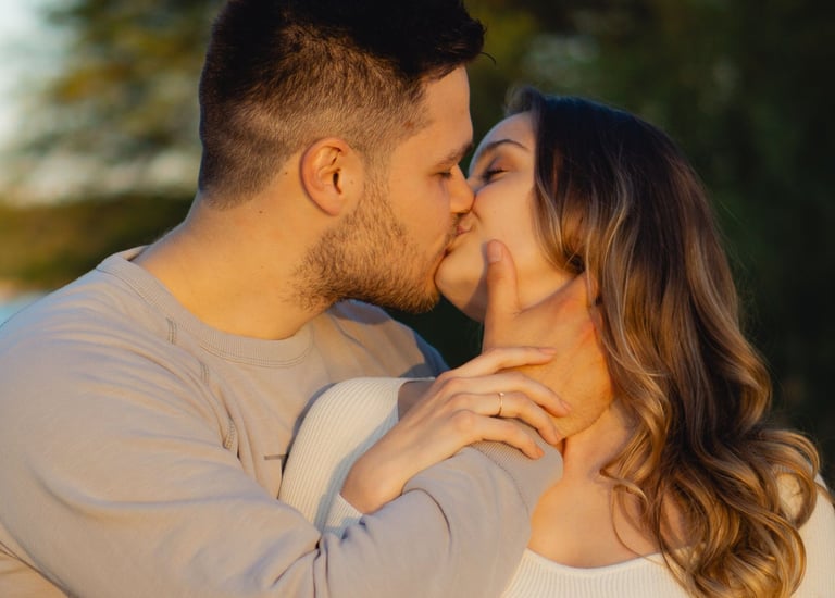 Paar küsst sich innig im goldenen Sonnenlicht am See. Romantisches Verlobungsfoto: Just Perspectives.