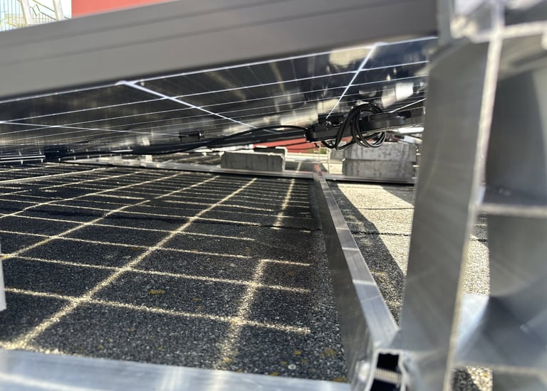 flachdach unter der unterkonstruktion solarmodule hochgebundene kabel
