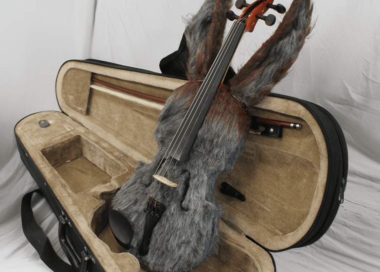 Trabajo modificando un violín. Obra referencial al "Carnaval de los animales"·