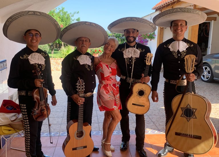 Mariachi para cumpleaños en Madrid interactuando con invitados