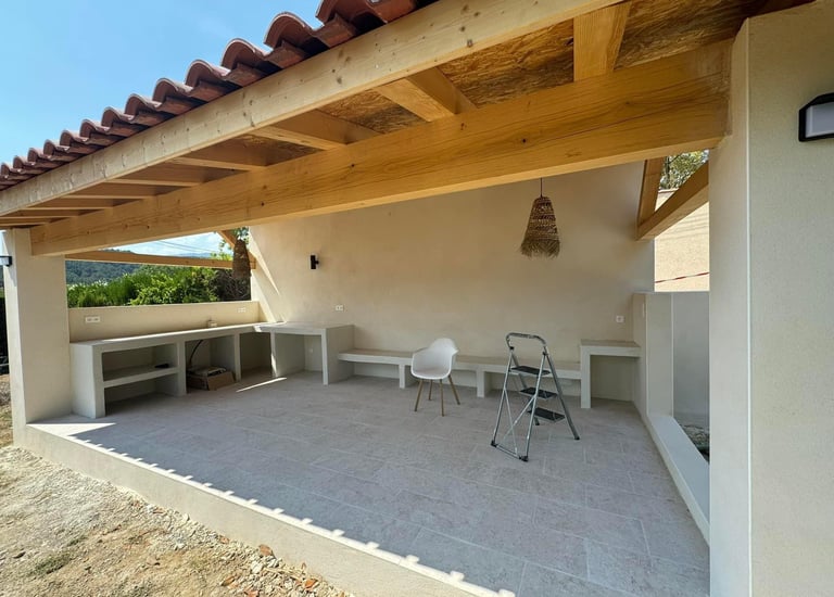 Terrasse extérieure aménagée avec pergola en bois moderne