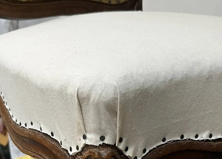 Garniture d'une chaise recouverte d'une toile blanche