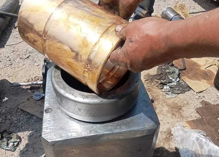 Técnico EMI realizando mantenimiento de martillo hidráulico