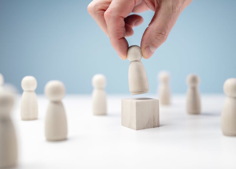 Une main déplace un pion au sein d'une constellation systémique 