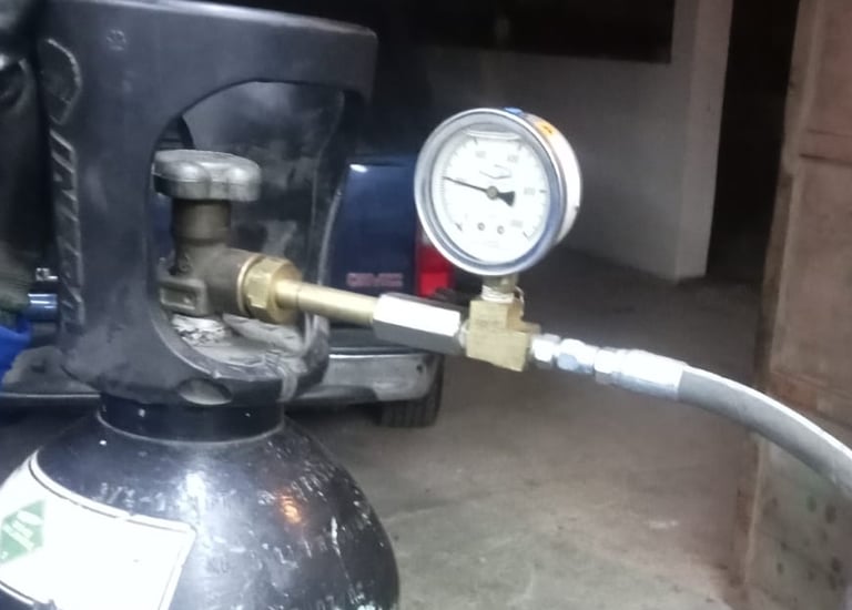 Carga de nitrógeno en acumulador de martillo hidráulico