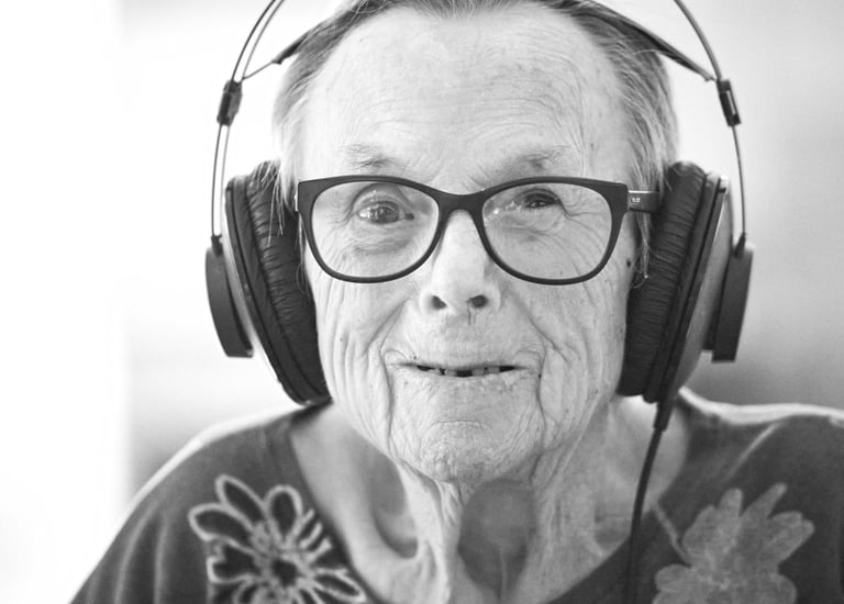 Ecoute réactivée ehpad arc en ciel fondation partage et vie casque personne agée