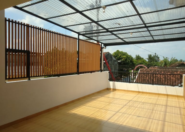 balkon lantai dua dengan kisi kisi minimalis wpc