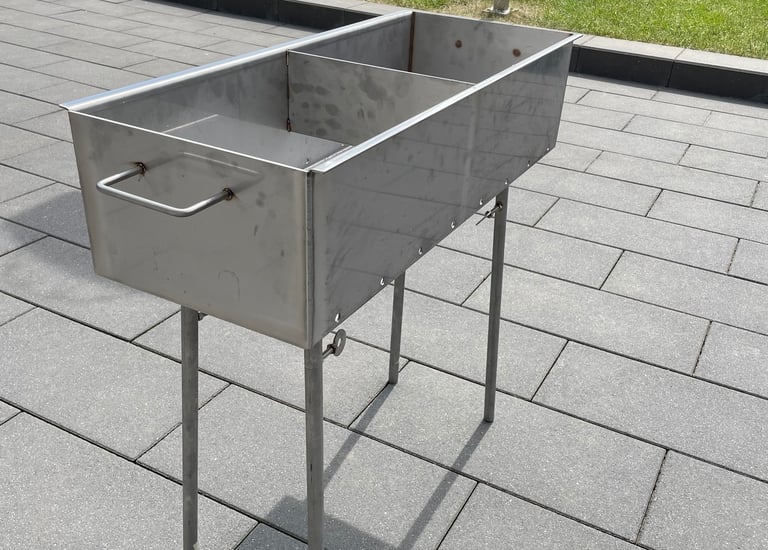 Grill aus Edelstahl – funktionale Metallkonstruktion für Außenbereiche