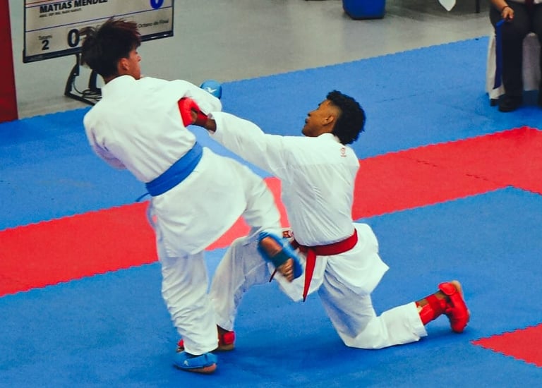 atletas en competencia nacional luchando en el ámbito deportivo de karate puños y patadas karatecas