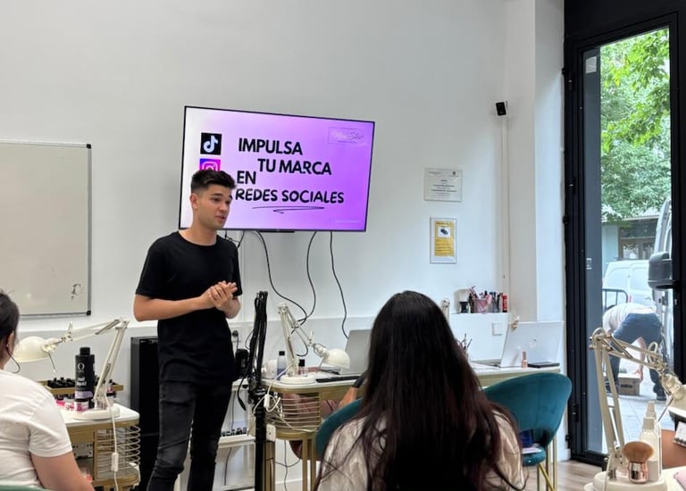 avi Lucena impartiendo una charla sobre marca personal y redes sociales
