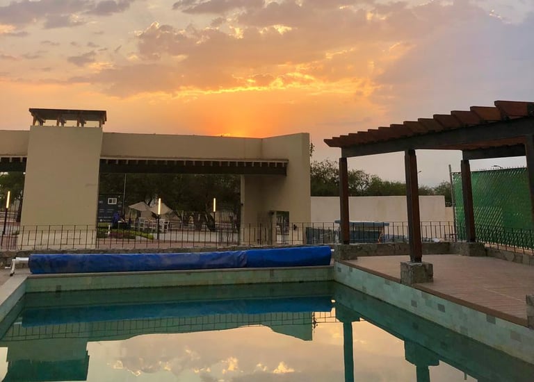 atardecer visto desde la alberca de Misión Schoenstatt