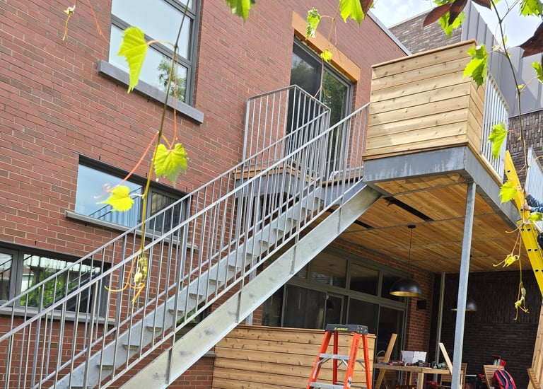 escalier et balcon en acier et bois