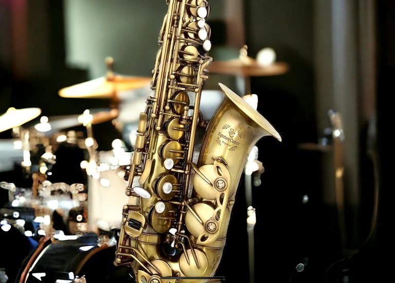 un saxophone alto neuf présenté devant une batterie