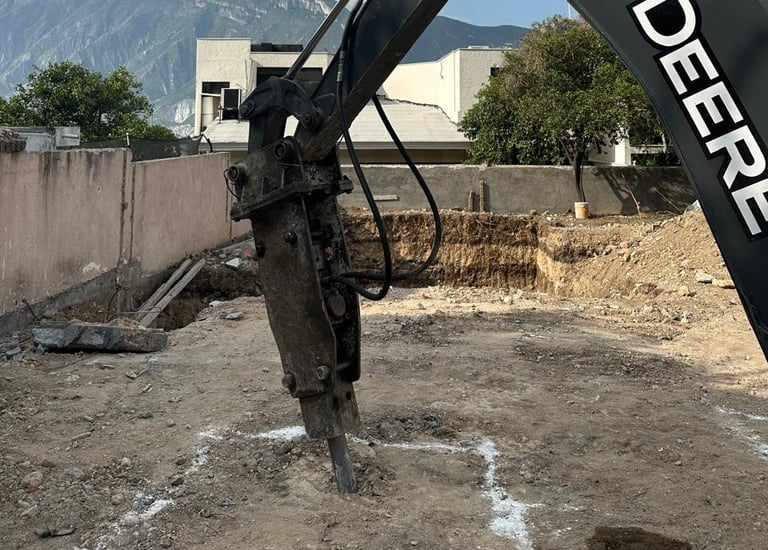 Martillo de Retroexcavadora trabajando en San Pedro