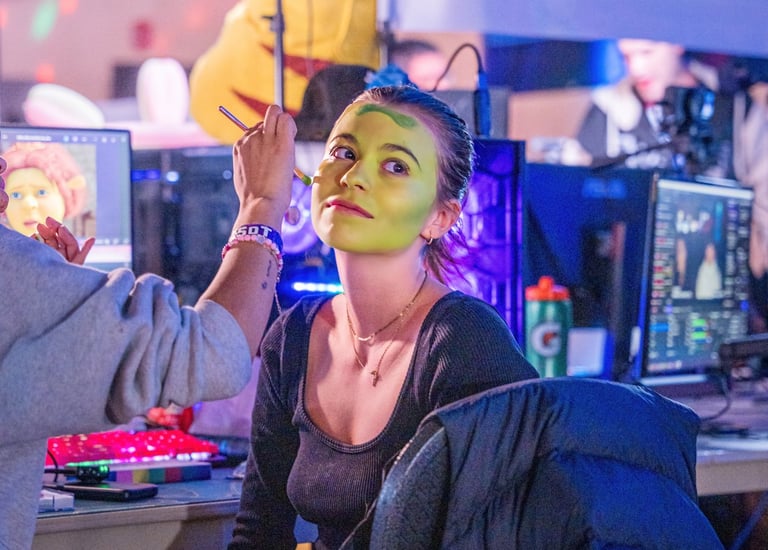 alyssacestmoii avec une peinture verte sur le visage