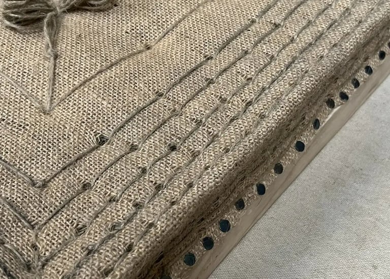 Une garniture piquée composée de plusieurs points de piquage