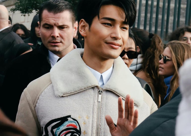 un homme qui sort de la fashion week avec deux grosses broderie sur sa veste