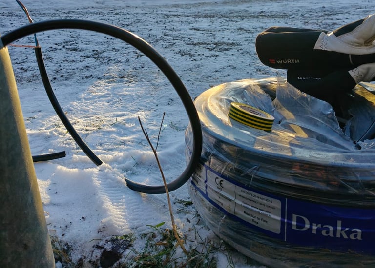 sähkökaapeleita ulkovalaistusprojektista.