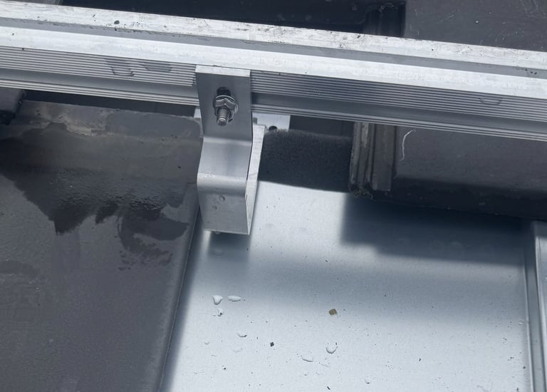 detail foto metalldachplatte schrägdach solar montage