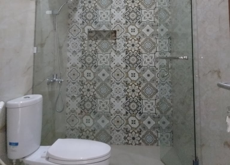 kamar mandi dengan dinding motif batik