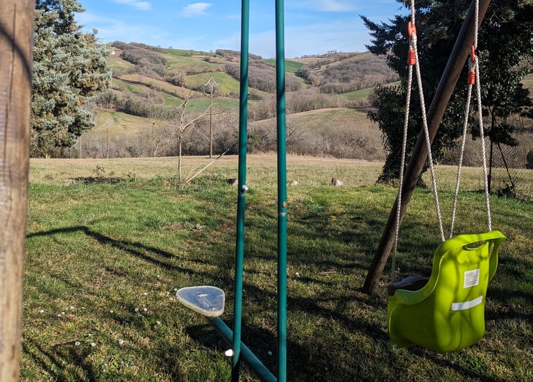 Une balançoire avec vue sur la campagne