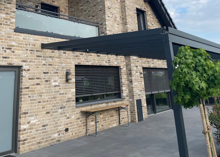 Carport aus Metall – stabile Stahlkonstruktion mit moderner Optik am Wohnhaus