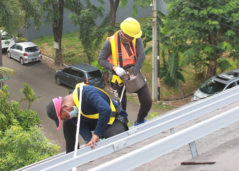 Instalasi PLTS Kelapa Gading