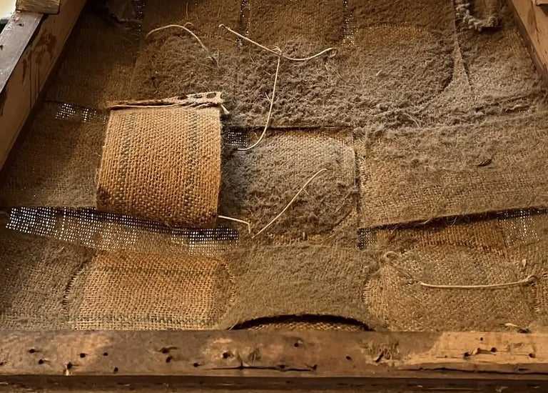 Chaise laissant à découvert de vieilles sangles poussiéreuses et abimées