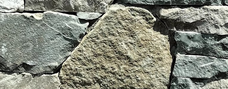 villa di lusso con rivestimenti in pietra incollata 