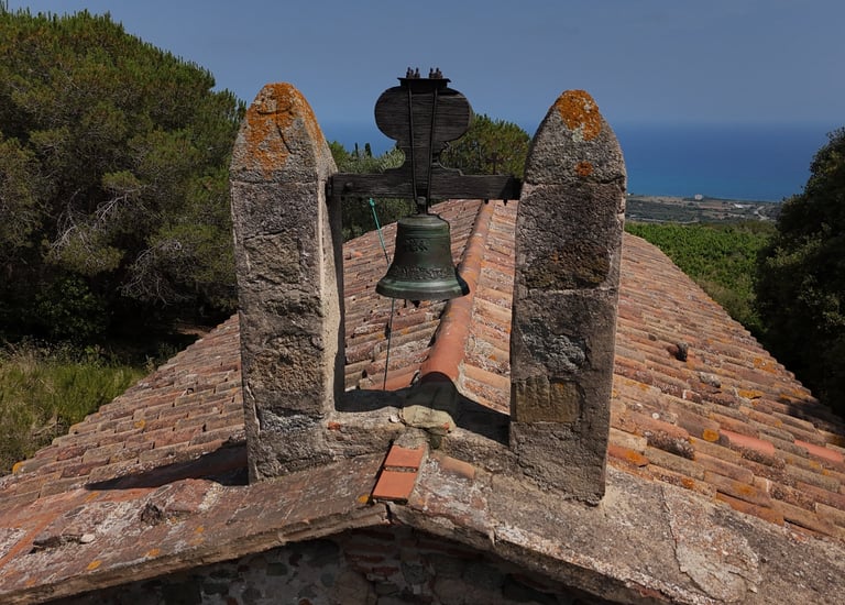 Bonita foto del tejado de un ermita, en la que podemos observar los detalles de su campana