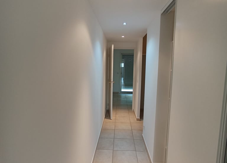 Rafraichissement complet d'un appartement de 120 m2 à Boulouris. Préparation + peinture murs et plafonds