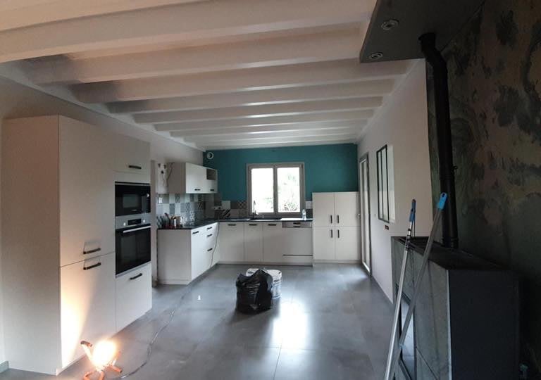 Rénovation d'une luxueuse villa à Sainte-Maxime avec de la décoration. La cuisine est représenté sur cette photo
