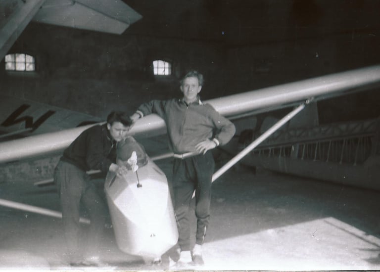 Peter beim Segelfliegen  um 1960, unbearbetet, blass und unscharf