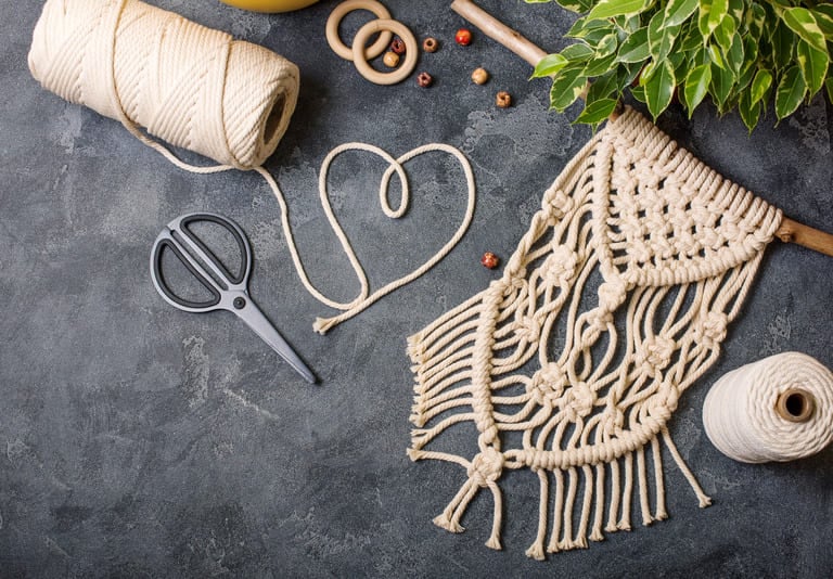 Herramientas para creación de macrame, junto con bordado en color hueso