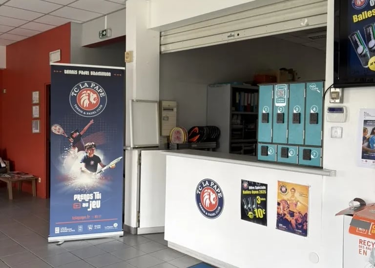 Distributeur de raquettes et balles. Casiers dans un club de padel tennis et pickleball. 