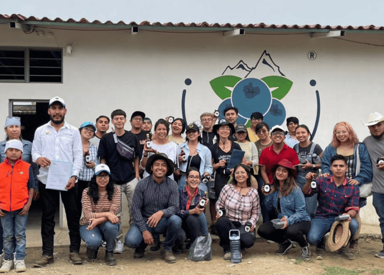 Un grupo de estudiantes visitando huertas de arandano azul