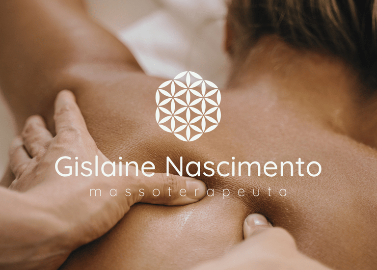 uma mulher recebendo massagem de uma massoterapeuta