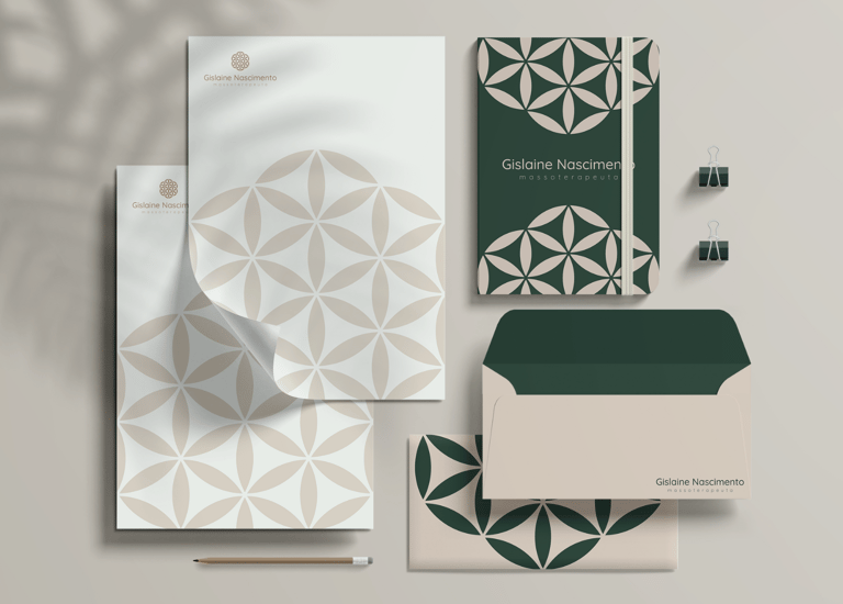 uma variedade de artigos de papelaria 