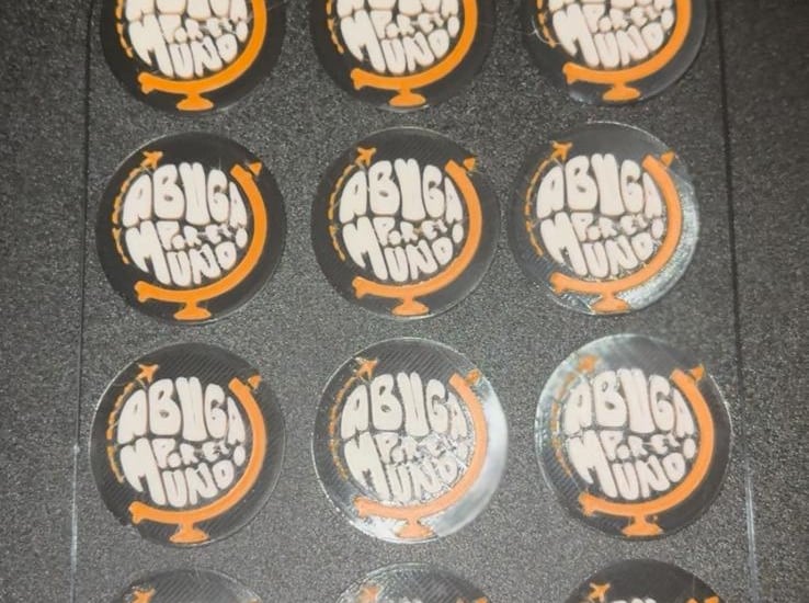 Chapas promocionales impresas en 3D para Abuga DJ