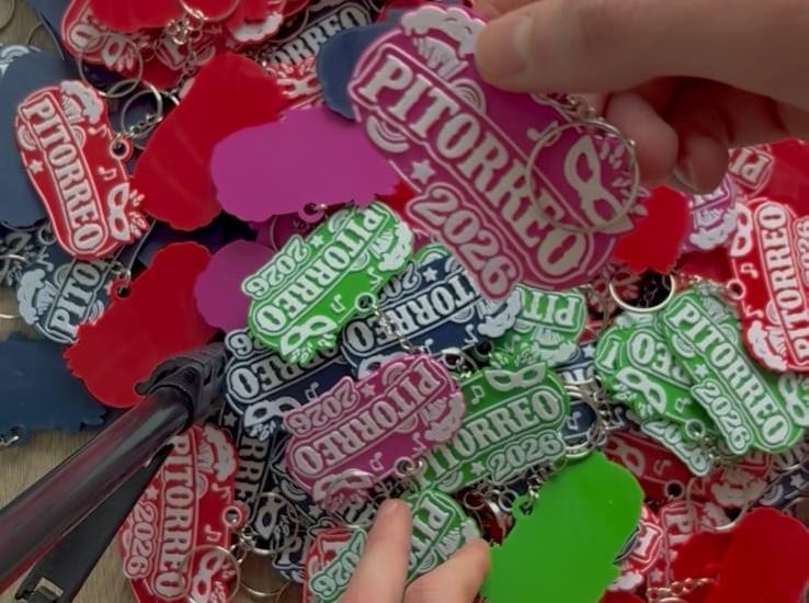 Llaveros de colores impresos en 3D para la comparsa Pitorreo