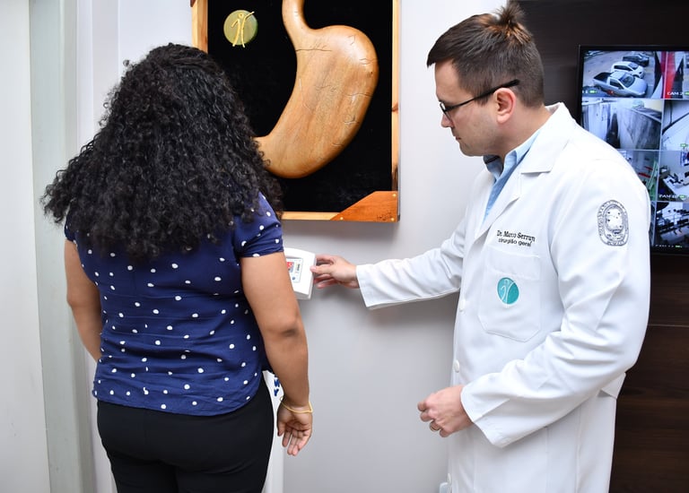 Na balança pesando a paciente durante a consulta