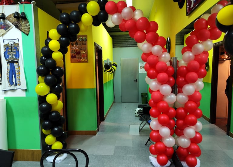 arco de globos con los colores de los equipos Athletic y Barakaldo