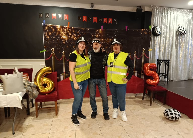 Decorado salón y personas disfrazadas en fiesta de jubilación
